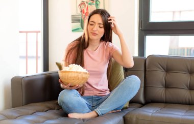 Şaşkın ve şaşkın hissediyorum, başımı kaşıyorum ve yan tarafa bakıyorum.