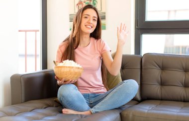 Mutlu ve mutlu bir şekilde gülümseyen, el sallayan, seni selamlayan, ya da hoşça kal diyen