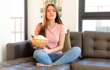 Üzgün ve mızmız hissediyorum, mutsuz bir bakışla, olumsuz ve hayal kırıklığına uğramış bir tavırla ağlıyorum.