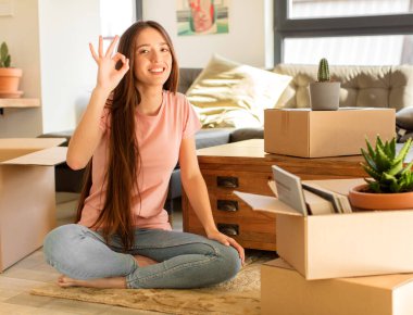 Güzel bir kadın kendini mutlu, rahat ve tatmin olmuş hisseder. Onayını iyi bir hareketle gösterir.