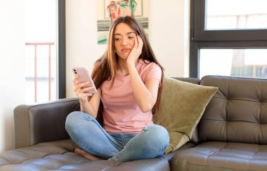 Güzel bir kadın yorgun, sıkıcı ve can sıkıcı bir görevden sonra sıkılmış, hayal kırıklığına uğramış ve uykulu hisseder.