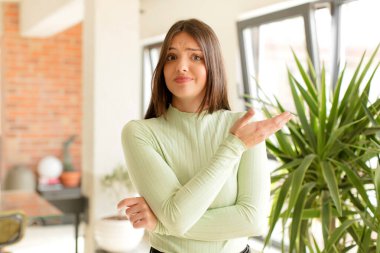 Güzel bir kadın kafası karışık ve bilgisiz, şüpheli bir açıklama ya da düşünceyi merak ediyor.