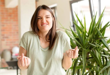 Güzel bir kadın kışkırtıcı, agresif ve müstehcen hissediyor. İsyankar bir tavırla orta parmağını hareket ettiriyor.