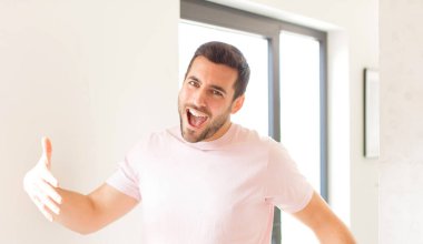 Yakışıklı adam mutlu görünüyor, kibirli, gururlu ve kendini beğenmiş, kendini bir numara gibi hissediyor.