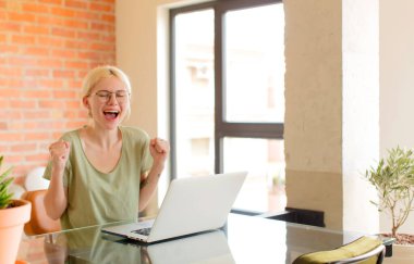Güzel öğrenci şaşkın, heyecanlı ve mutlu, gülüyor ve başarıyı kutluyor,!