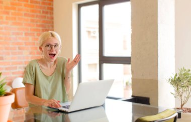 Güzel bir öğrenci mutlu, şaşırmış ve neşeli, pozitif bir tavırla gülümsüyor, bir çözüm ya da fikri fark ediyor.