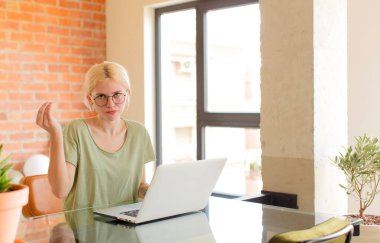 Güzel öğrenci kapiş ya da para hareketi yapıyor, sana borçlarını ödemeni söylüyor.!