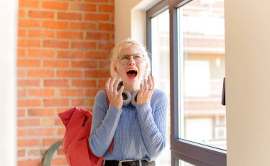 Güzel öğrenci umutsuz ve hayal kırıklığına uğramış, stresli, mutsuz ve sinirli, bağırıyor ve çığlık atıyor.