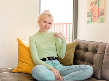 Güzel bir kadın kibirli, başarılı, pozitif ve gururlu görünüyor.