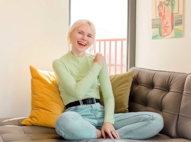 Güzel bir kadın mutlu, pozitif ve başarılı hisseder, bir meydan okumayla karşılaştığında motive olur ya da iyi sonuçları kutlar.