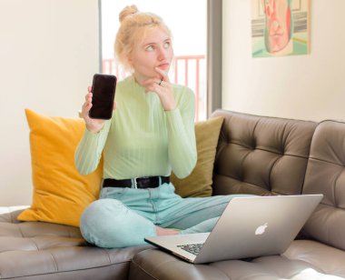 Güzel kız düşünüyor, kuşkulu ve kafası karışık, farklı seçeneklerle, hangi kararı vereceğini merak ediyor.