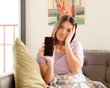 Güzel bir kadın yorgun, sıkıcı ve can sıkıcı bir görevden sonra sıkılmış, hayal kırıklığına uğramış ve uykulu hisseder.