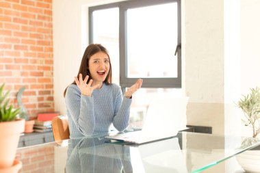 Güzel bir kadın umutsuz ve hayal kırıklığına uğramış, stresli, mutsuz ve sinirli, bağırıyor ve çığlık atıyor.