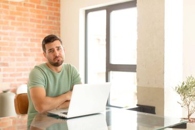 Yakışıklı bir adam üzgün ve mızmız, mutsuz bir bakışla, olumsuz ve hayal kırıklığına uğramış bir tavırla ağlıyor.