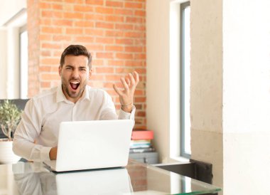 Yakışıklı iş adamı sinirli, sinirli ve sinirli görünüyor. Senin neyin var? 