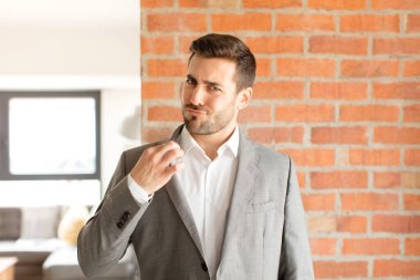 Yakışıklı iş adamı kibirli, başarılı, pozitif ve gururlu görünüyor.