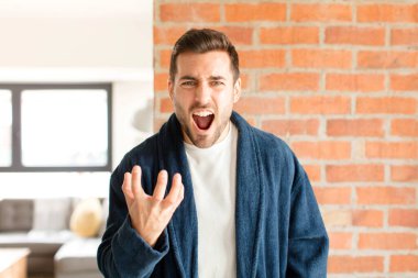 Yakışıklı adam sinirli, sinirli ve hayal kırıklığına uğramış görünüyor. Senin neyin var? 