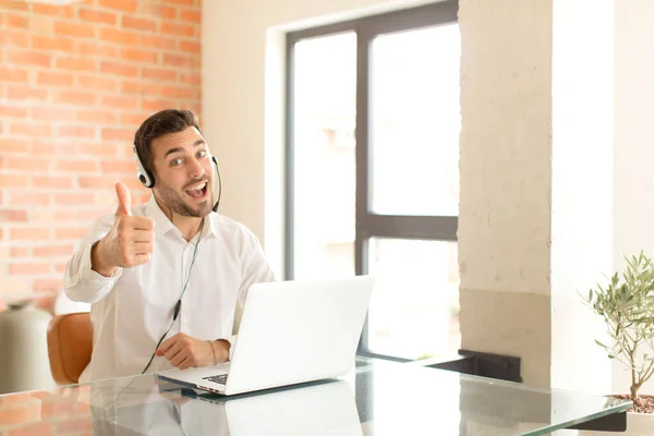 Telemarketer Bonito Sentindo Orgulhoso Despreocupado Confiante Feliz Sorrindo Positivamente Com — Fotografia de Stock