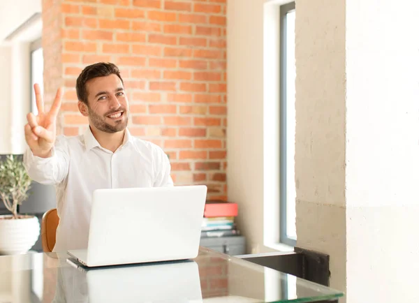 Guapo Hombre Negocios Sonriendo Luciendo Feliz Despreocupado Positivo Haciendo Gestos — Foto de Stock