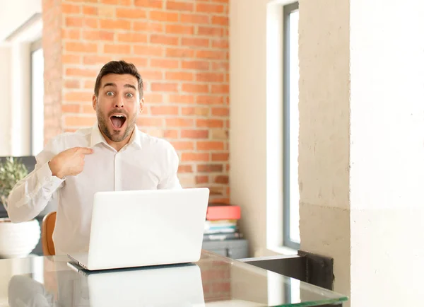 Guapo Hombre Negocios Buscando Sorprendido Sorprendido Con Boca Abierta Apuntando — Foto de Stock