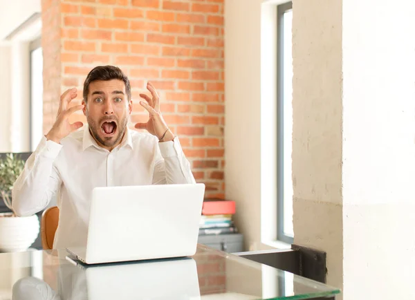 Hombre Negocios Guapo Gritando Con Las Manos Alto Sintiéndose Furioso —  Fotos de Stock