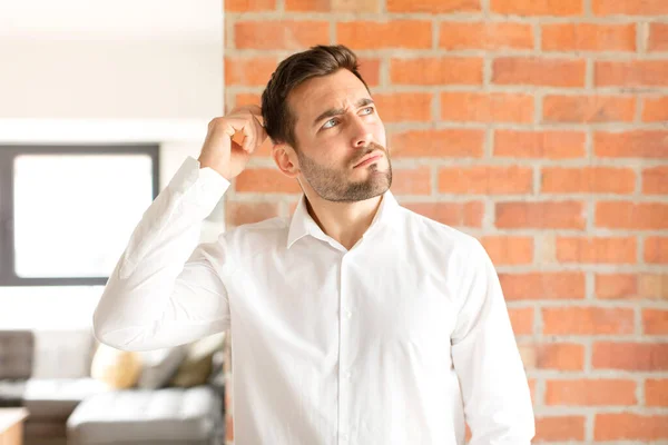 Schöner Geschäftsmann Der Sich Verwirrt Und Verwirrt Fühlt Den Kopf — Stockfoto