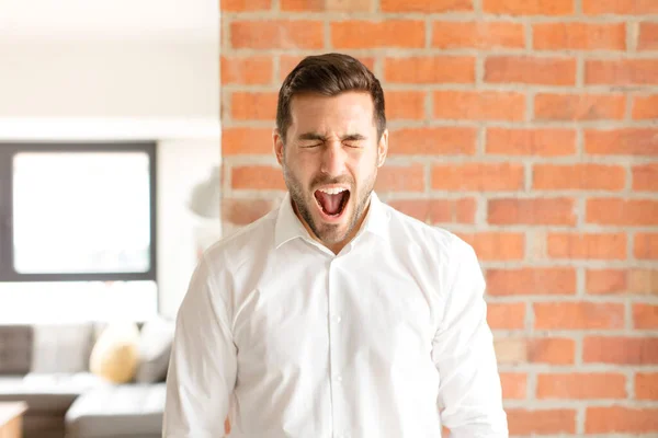 Guapo Hombre Negocios Gritando Agresivamente Mirando Muy Enojado Frustrado Indignado —  Fotos de Stock