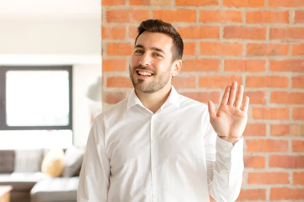 Bonito Empresário Sorrindo Feliz Alegremente Acenando Mão Acolhendo Cumprimentando Você — Fotografia de Stock