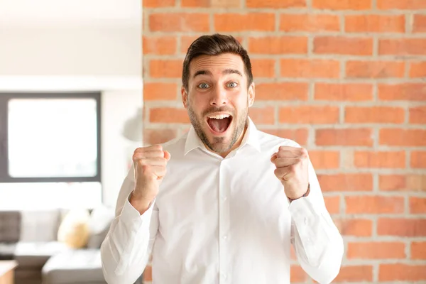 Guapo Hombre Negocios Sintiéndose Sorprendido Emocionado Feliz Riendo Celebrando Éxito —  Fotos de Stock