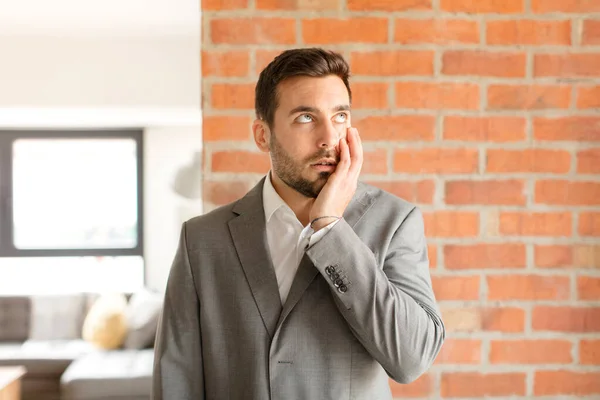 Homem Negócios Bonito Sentindo Entediado Frustrado Sonolento Depois Uma Tarefa — Fotografia de Stock