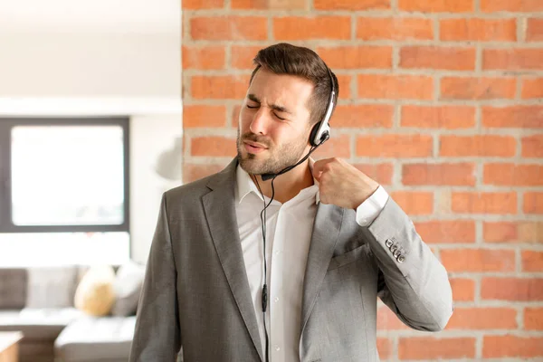 Beau Télévendeur Sentant Stressé Anxieux Fatigué Frustré Tirant Col Chemise — Photo