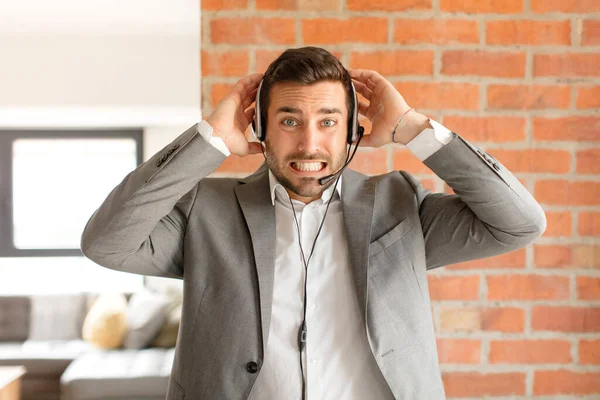 Knappe Telemarketeer Die Zich Gestrest Bezorgd Angstig Bang Voelt Met — Stockfoto