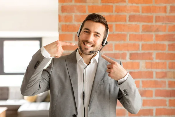 Bonito Telemarketer Sorrindo Confiantemente Apontando Para Próprio Sorriso Largo Positivo — Fotografia de Stock