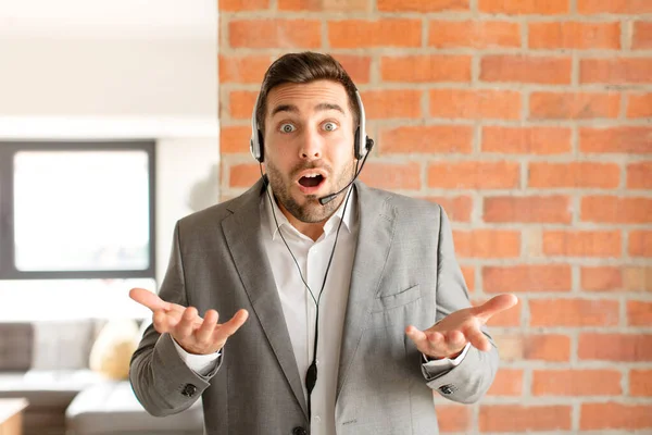 Yakışıklı pazarlamacı aşırı derecede şok olmuş ve şaşırmış, endişeli ve paniklemiş hissediyor, stresli ve dehşete düşmüş bir bakışla