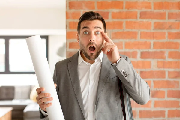 Arquitecto Guapo Que Sorprendido Con Boca Abierta Sorprendido Realizando Nuevo —  Fotos de Stock