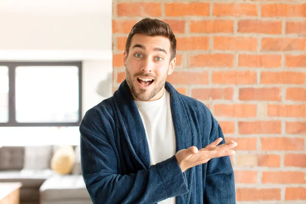 Homem Bonito Sorrindo Alegremente Sentindo Feliz Mostrando Conceito Espaço Cópia — Fotografia de Stock