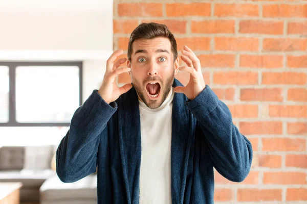 Yakışıklı adam elleri havada bağırıyor, öfkeli, sinirli, stresli ve üzgün.