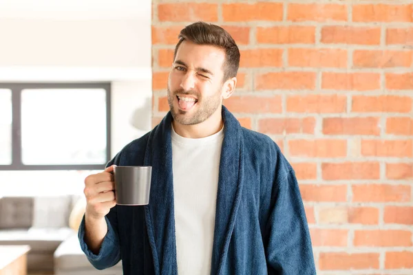 Yakışıklı, neşeli, kaygısız, asi tavırlı, şakacı ve dilsiz bir adam, eğleniyor.