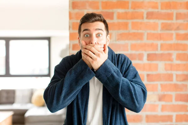 Hombre Guapo Cubriendo Boca Con Las Manos Con Una Expresión — Foto de Stock