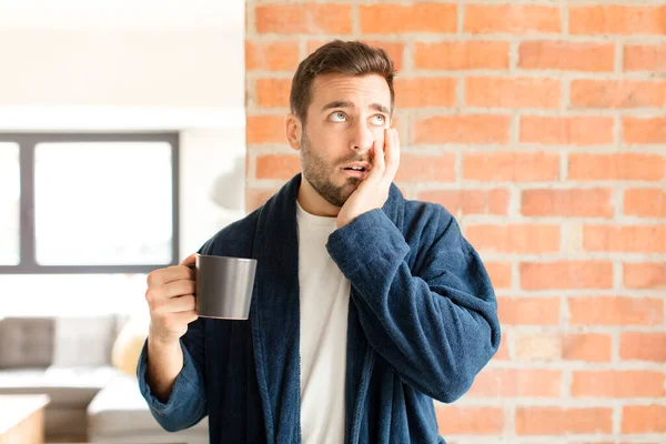 Hombre Guapo Sentirse Aburrido Frustrado Soñoliento Después Una Tarea Aburrida — Foto de Stock