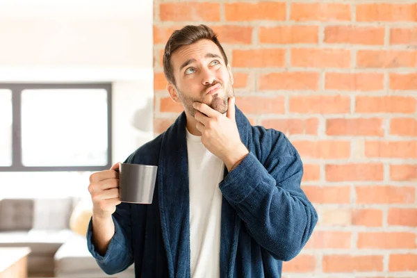 Hombre Guapo Pensando Sintiéndose Dudoso Confundido Con Diferentes Opciones Preguntándose — Foto de Stock