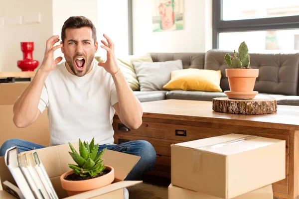 Hombre Guapo Gritando Con Las Manos Alto Sintiéndose Furioso Frustrado — Foto de Stock