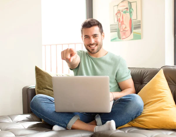 Tatmin olmuş, kendine güvenen, dostça gülümseyen ve seni seçen yakışıklı bir adam.