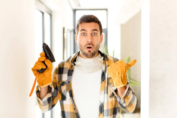 Handyman Looking Astonished Disbelief Pointing Object Side Saying Wow Unbelievable — Stock Photo, Image
