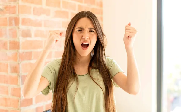 Hübsche Frau Schreit Aggressiv Mit Wütendem Gesichtsausdruck Oder Mit Geballten — Stockfoto