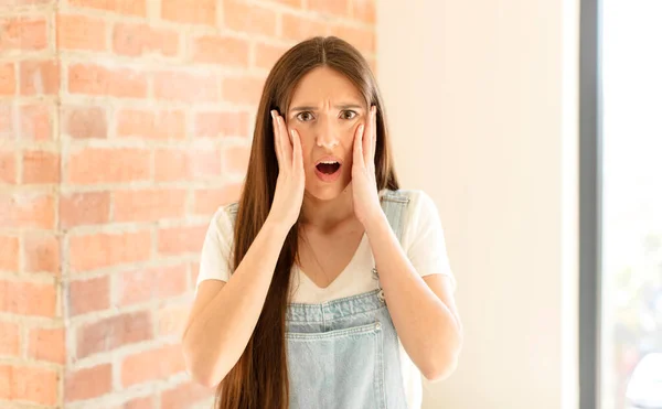 Pretty Woman Feeling Shocked Scared Looking Terrified Open Mouth Hands — Stock Photo, Image