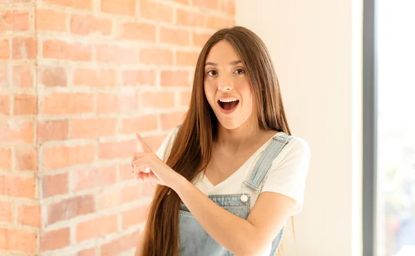 Mujer Bonita Mirando Emocionada Sorprendida Apuntando Hacia Lado Hacia Arriba — Foto de Stock