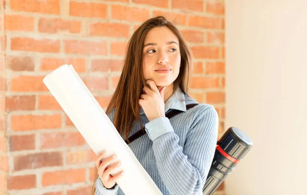 Grazioso Architetto Sorridente Con Espressione Felice Sicura Con Mano Sul — Foto Stock