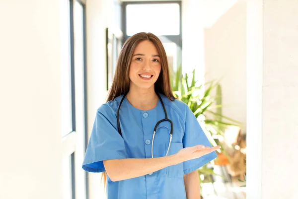 Mooie Verpleegster Glimlachen Vrolijk Zich Gelukkig Voelen Tonen Een Concept — Stockfoto