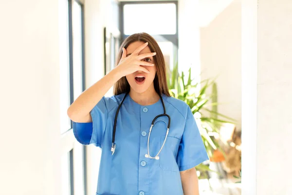 Mooie Verpleegster Kijken Geschokt Bang Doodsbang Bedekken Gezicht Met Hand — Stockfoto